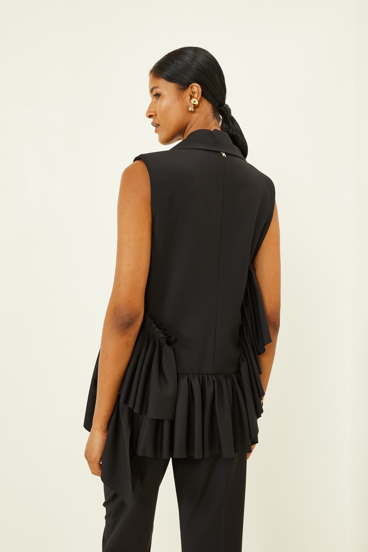 SLEEVELESS  VEST WITH RUFFLES