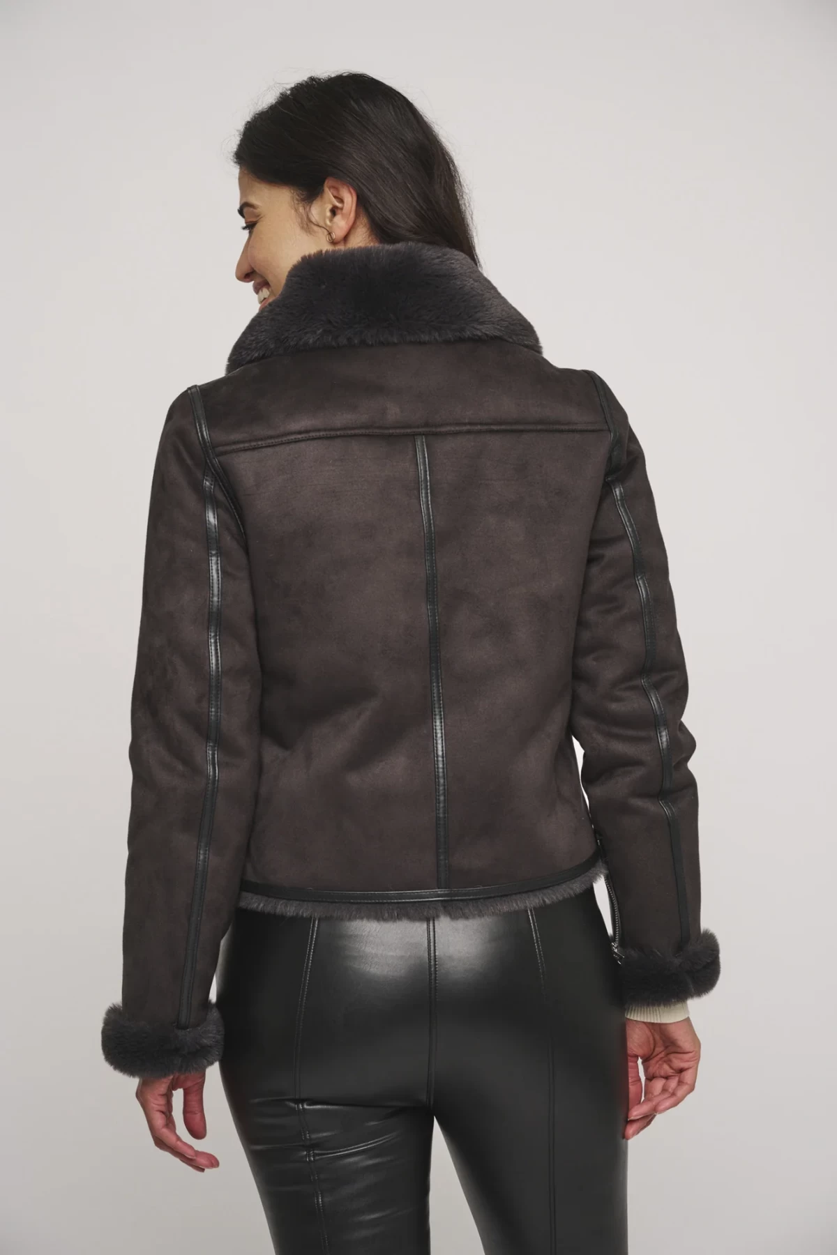 BIKER JACKET ΜΕ ΕΠΕΝΔΥΣΗ ΑΠΟ ΟΙΚΟΛΟΓΙΚΗ  ΓΟΥΝΑ , ΔΥΟ ΧΡΩΜΑΤΑ ΜΑΥΡΟ ΚΑΙ ΜΠΕΖ