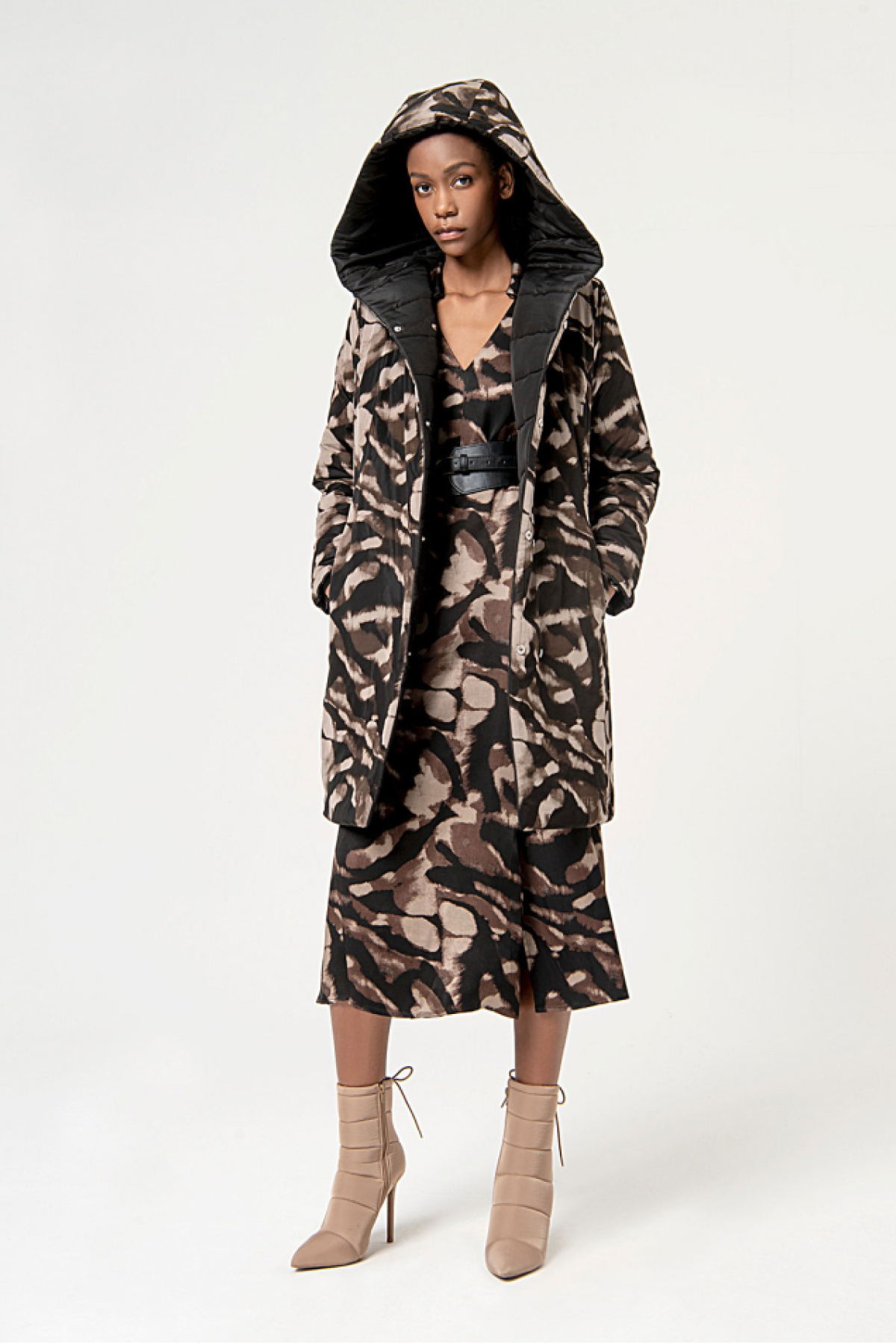 REVERSIBLE COAT  WITH INTEGRATED HOOD AND BELT