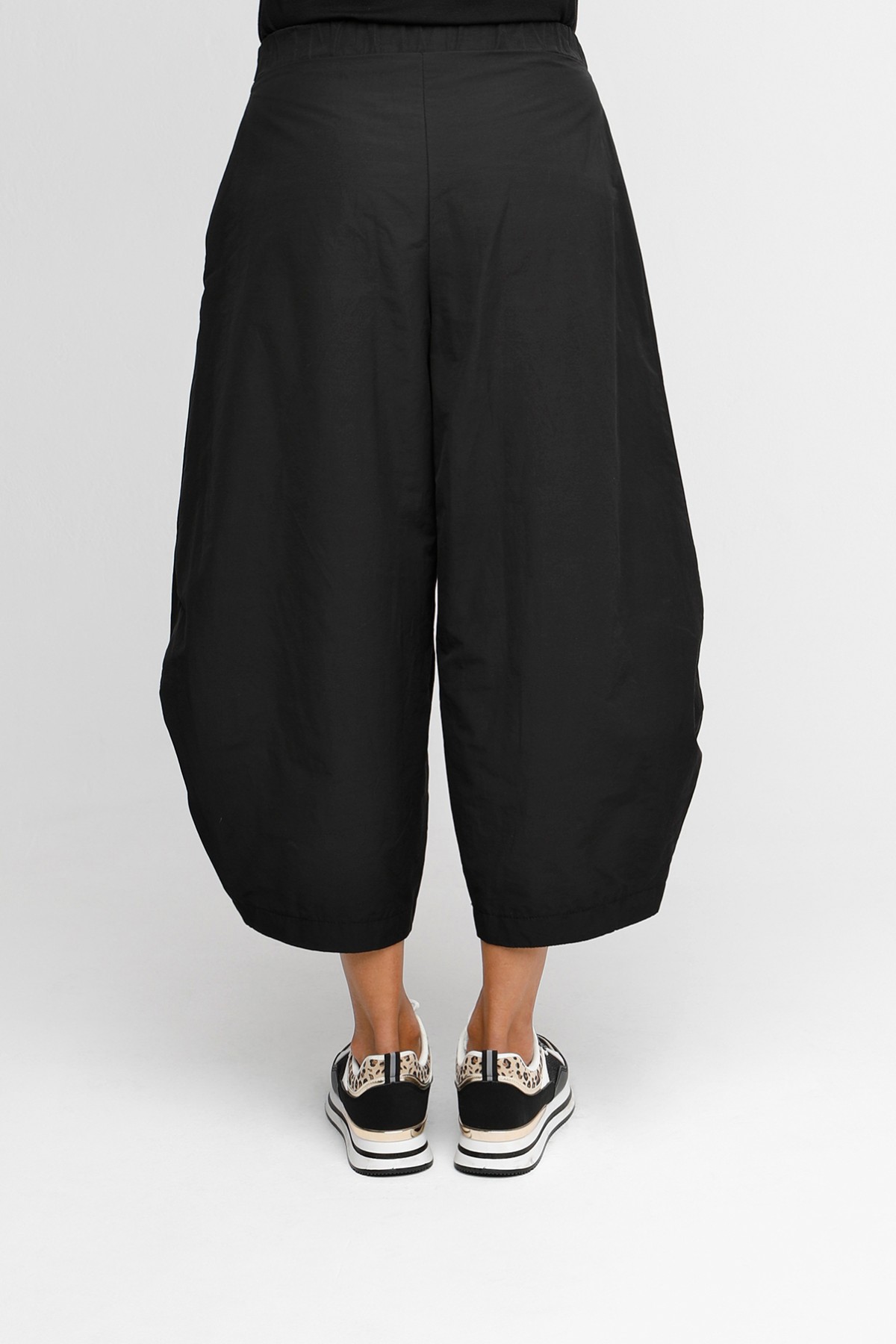 PANTS WITH AN ELASTIC WAIST BAND