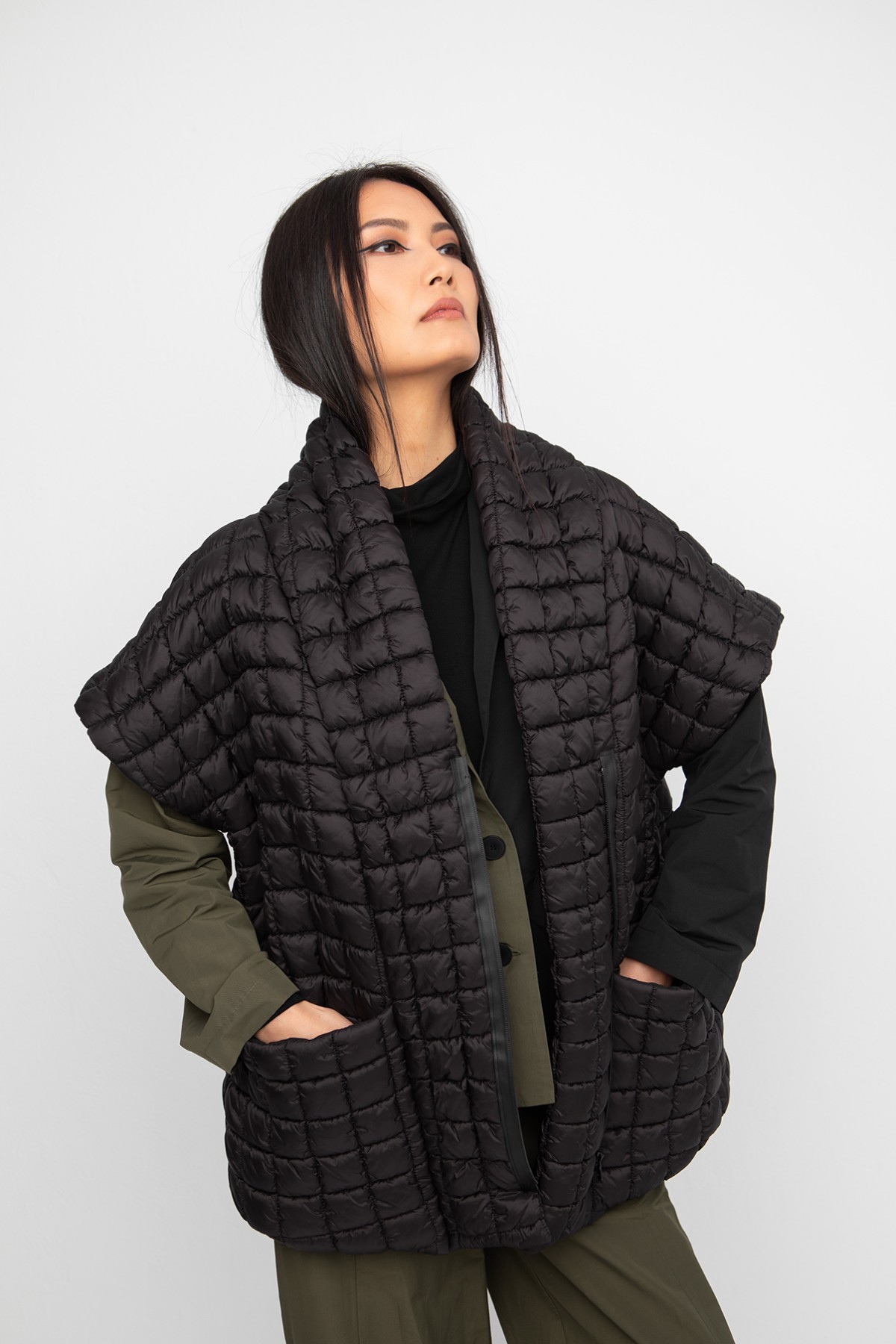 SHORT-SLEEVE  PUFFER  JACKET WITH FRONT POCKETS