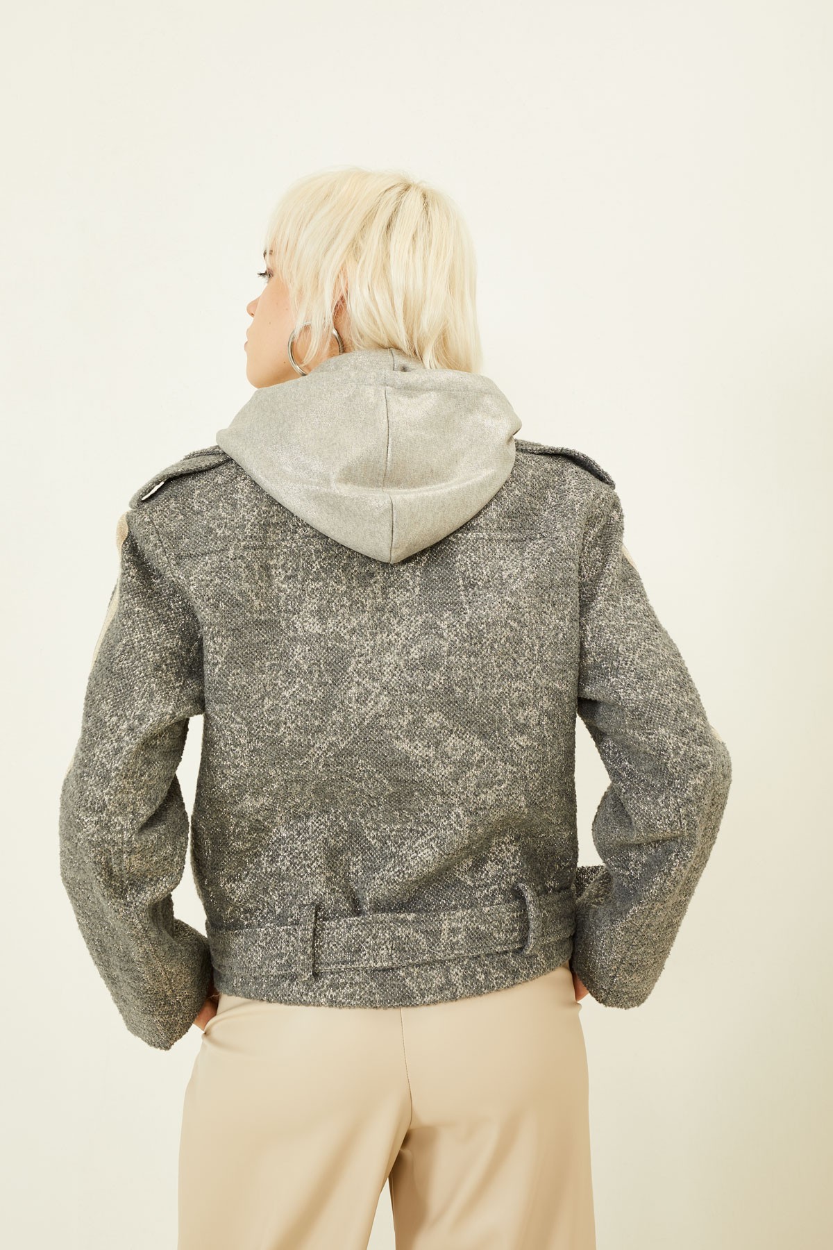 JACKET WITH A DETACHABLE HOOD.