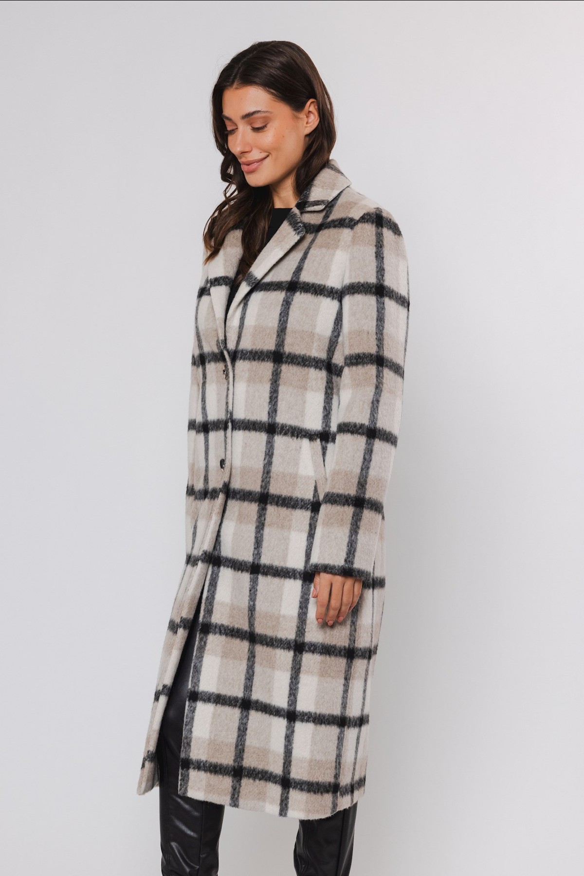 LONG  COAT IN A BEATIFUL CHECK PRINT