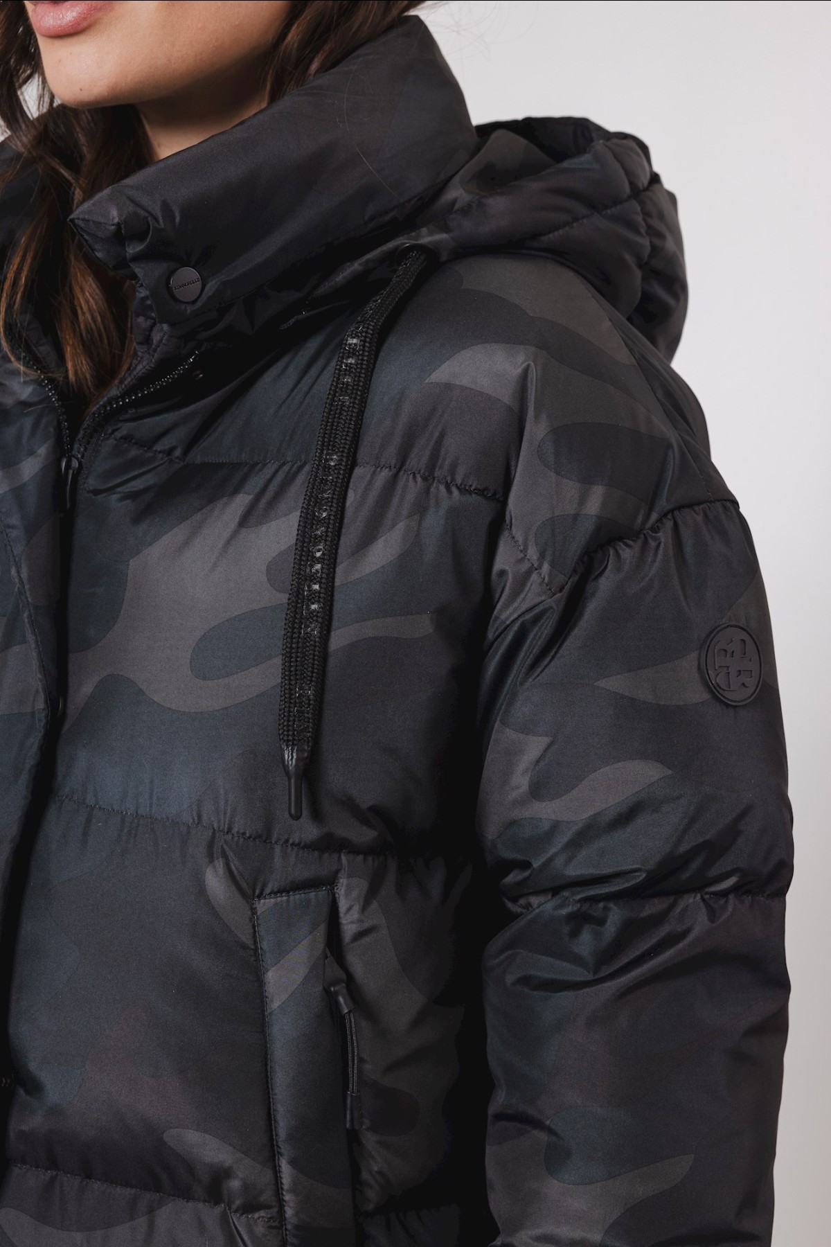 ARMY PRINT JACKET WITH A DETACHABLE HOOD.