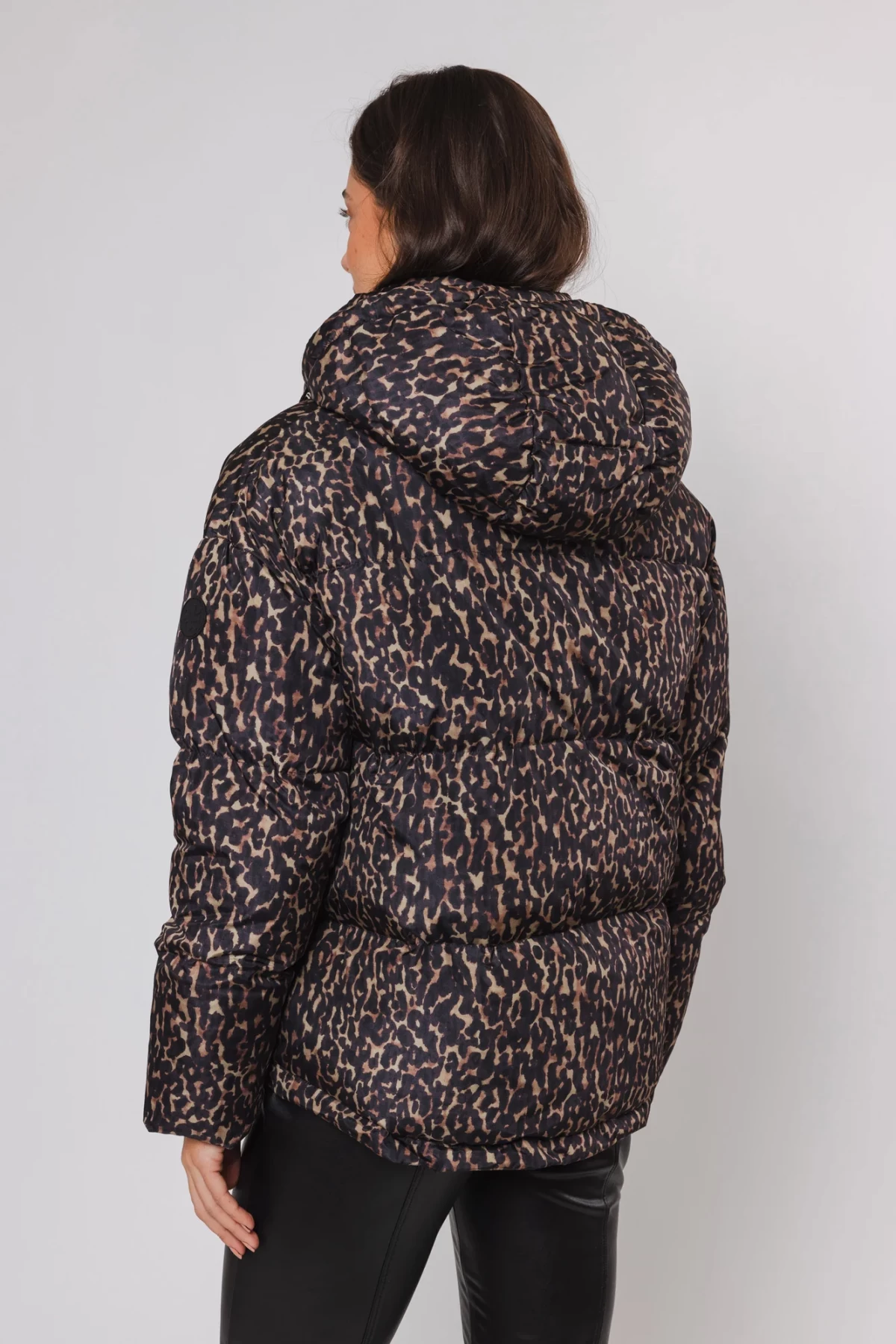 ANIMAL PRINT PADDED JACKET WITH A DETACHABLE HOOD.